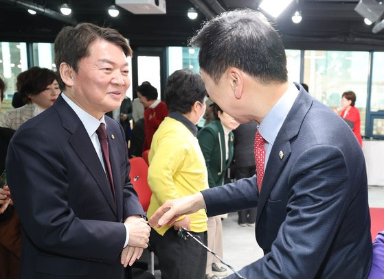 지난 10일 서울 여의도 국민의힘 당사에서 열린 제6대 전국여성지방의원협의회 출범식에서 김기현·안철수 당대표 후보가 인사하고 있다. 연합뉴스