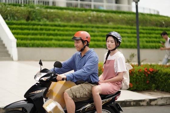 역대 베트남 흥행 1위가 확실시되는 베트남 가족 코미디 영화 '냐 바 누'에서 주연과 감독을 겸한 쩐 탄(왼쪽)과 우옌 안. 두 배우는 실제 남매 사이다. 사진 CJ ENM