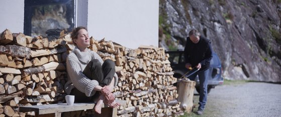 영화 '안녕, 소중한 사람'에서 엘렌(왼쪽, 비키 크립스)은 한번도 가본 적 없는 노르웨이 외딴 오두막에 다다른 후에야 주변 친구와 가족의 시선에서 벗어나 자신만의 고민과 마주한다. 사진 티캐스트