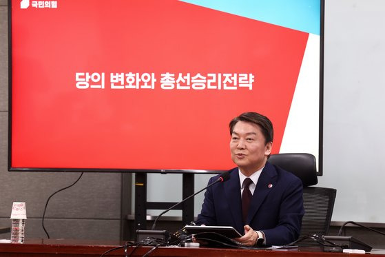 3.8 국민의힘 전당대회 당대표 후보인 안철수 의원이 12일 오전 서울 여의도 국회에서 정책 비전 발표회를 진행하고 있다. 장진영 기자