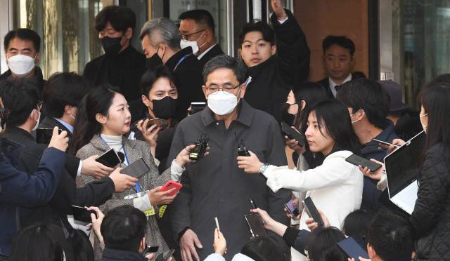 ▲ ‘대장동 일당’에게서 아들 퇴직금 등의 명목으로 거액의 뇌물을 수수한 혐의로 재판에 넘겨진 곽상도 전 국회의원이 8일 오후 서초구 서울중앙지법에서 열린 1심 선고 공판을 마친 후 법정을 나서며 취재진 질문에 답하고 있다. [공동취재]