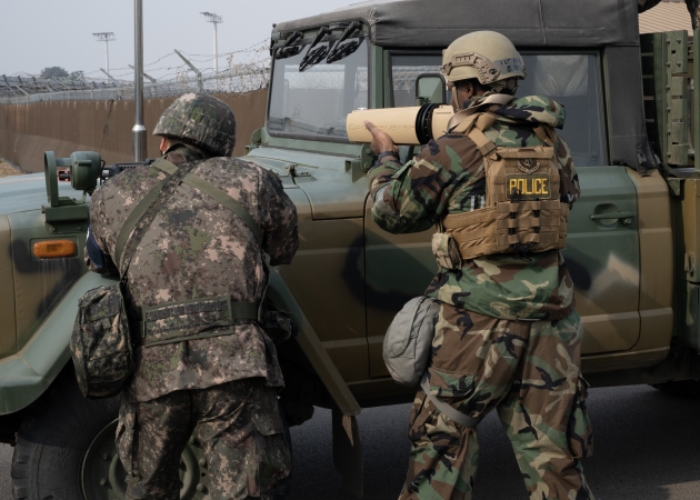 한미 공군이 지난 7일 전북 군산 공군기지에서 드론의 전파를 교란하는 재머 장비인 '드론버스터' 등을 동원해 소형무인기 대응 연합훈련을 했다고 주한 미 공군이 밝혔다. 미 공군 군산기지 홈페이지