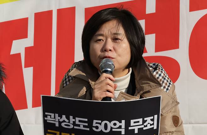 이정미 정의당 대표가 지난 9일 국회 본청 앞 농성장에서 열린 상무집행위원회에서 발언하고 있다. 연합뉴스