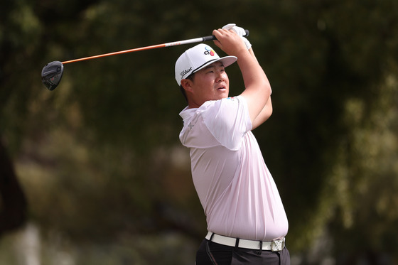 Im Sung-jae plays his shot from the fifth tee during the third round of the WM Phoenix Open at TPC Scottsdale in Arizona on Saturday.  [GETTY IMAGES]