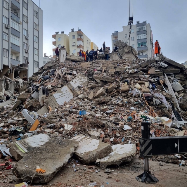 튀르키예 구조대와 사람들이 지난 6일(현지시간) 현지에서 발생한 지진으로 무너져 내린 건물 잔해를 파헤치며 구조 작업에 나서고 있다. 여의도순복음교회 제공