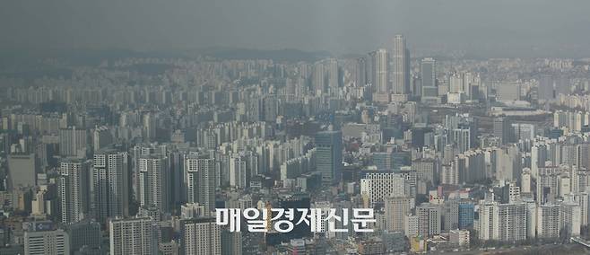 서울 영등포구 여의도동 파크원에서 바라본 양천구 목동 일대. [한주형 기자]