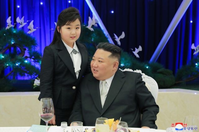 북한 김정은 국무위원장이 딸 김주애와 함께 건군절(2월 8일) 75주년 기념연회에 참석했다고 조선중앙통신이 8일 보도했다.[사진출처 = 연합뉴스]