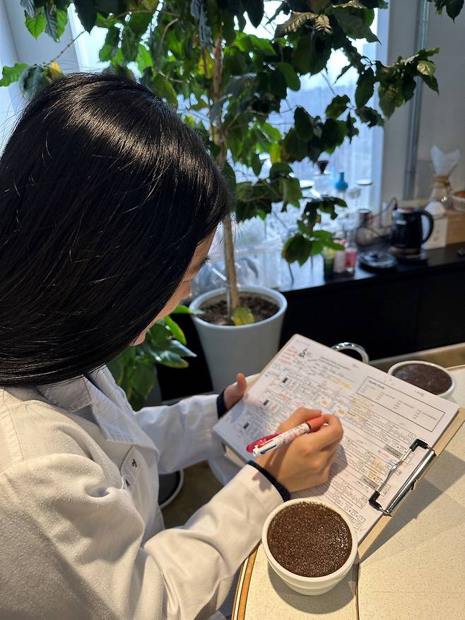 매일유업 음료연구그룹 커피연구팀 연구원이 커피 맛을 차트에 기록하고 있다.