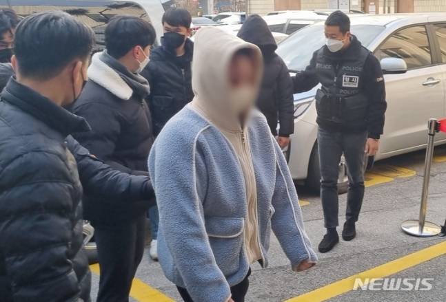 15개월 딸이 사망하자 시신을 3년간 숨긴 부모가 6일 의정부지법에서 열리는 영장실질심사를 받기 위해 법정에 들어가고 있다./사진=뉴시스