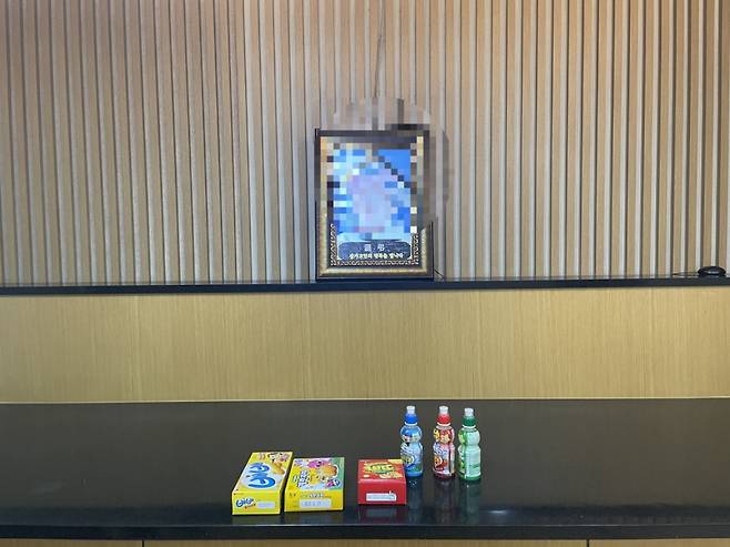 아이의 빈소에 차려진, 살아서 먹었다면 더 좋았을 과자와 음료수들./사진=대아협