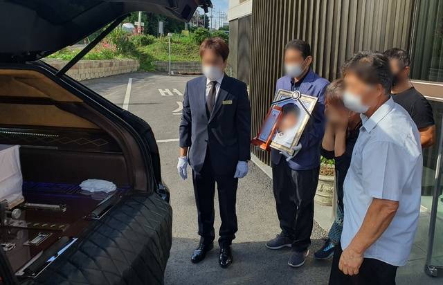 2021년 7월 14일 오전 경기 화성시 한 장례식장에서 양부 학대 혐의로 두 달 가까이 의식불명에 빠져있다가 숨진 민영이의 발인식이 진행되고 있다./사진=뉴시스
