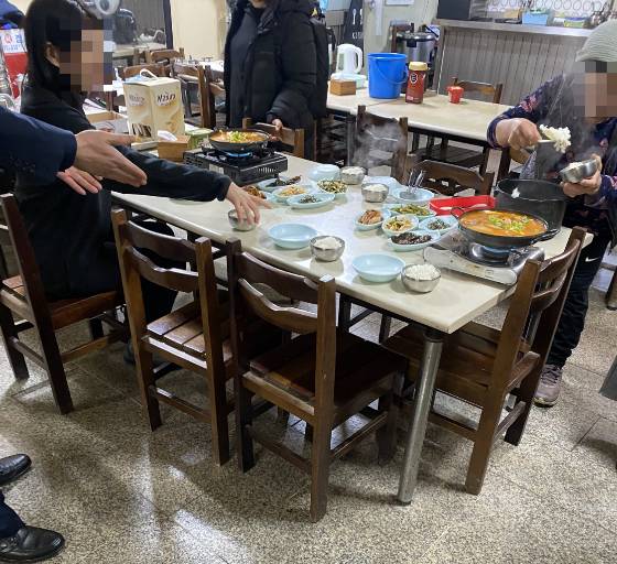 수목장을 마치고 먹으러 온 김치찌개. 집밥처럼 맛있는 음식이었다./사진=남형도 기자