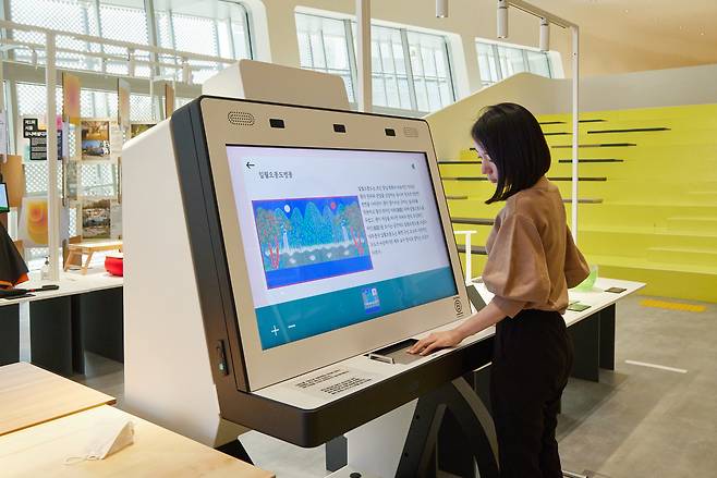 배리어프리(Barrier-free, 무장애) 키오스크 [닷 제공]