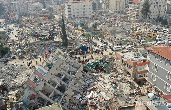 [안타키아=뉴시스] 권창회 기자 = 10일 오후(현지시간) 튀르키예 하타이 주 안타키아 일대 건물들이 지진으로 인해 무너져 있다. 2023.02.10. kch0523@newsis.com