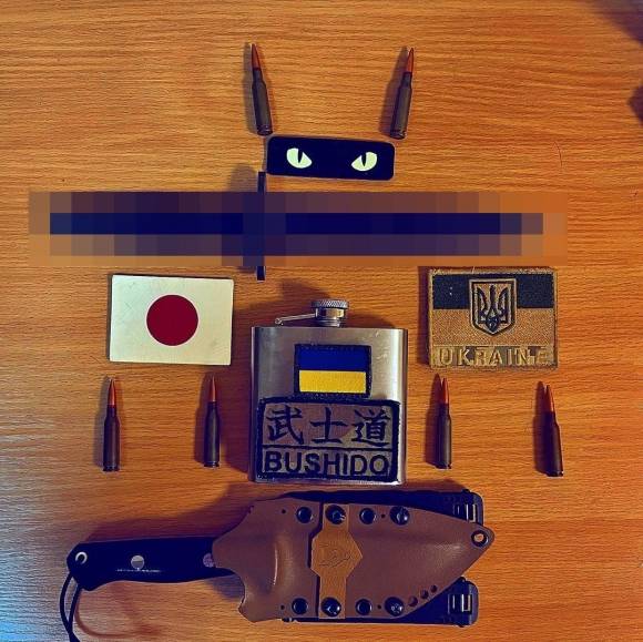 ‘살로’라는 예명으로 활동하는 일본인 국제의용군은 지난 9일(현지시간) 자신의 소셜네트워크서비스(SNS)에 “우크라이나의 일본팀”이라는 글과 함께 일본인 참전용사들의 사진을 게시했다. 사진 속 일본인 참전용사들은 눈 내린 우크라이나 전장에서 ‘전범기’를 펄럭이고 있었다. 살로는 지난해 “사무라이가 우크라이나를 위해 싸운다”며 전쟁터로 향했다. 2022.9.6 인스타그램