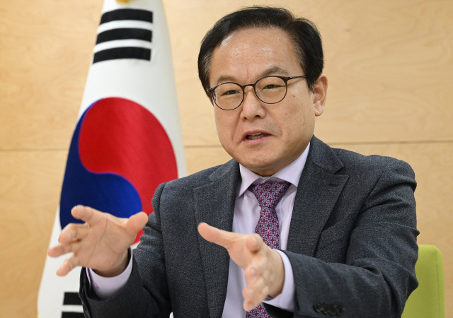 김승호 인사혁신처장이 9일 정부서울청사에서 서울경제와 인터뷰하고 있다. 오승현 기자