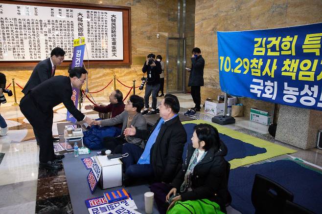 주호영 국민의힘 원내대표와 송언석 원내수석부대표가 8일 서울 여의도 국회에서 이상민 행정안전부 장관 탄핵소추안과 관련 김진표 국회의장과 면담을 마친 후 로텐더홀에서 김건희 특검 및 이상민 파면을 촉구하며 농성중인 더불어민주당 의원들과 인사하고 있다. (사진= 뉴스1)