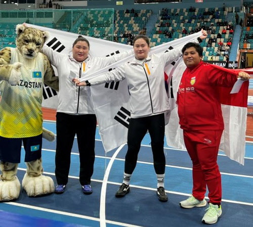 지난 11일 카자흐스탄 아스타나에서 열린 아시아실내육상선수권대회 여자 포환던지기 결승에서 16ｍ98을 던져 우승을 차지한 정유선(오른쪽 두번째)과 16ｍ45로 은메달을 따낸 이수정(왼쪽 두번째)가 기념사진을 찍고 있다(사진=대한육상연맹 제공).