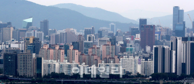 [이데일리 방인권 기자] 서울 남산에서 바라본 서울 시내 아파트 단지 모습.