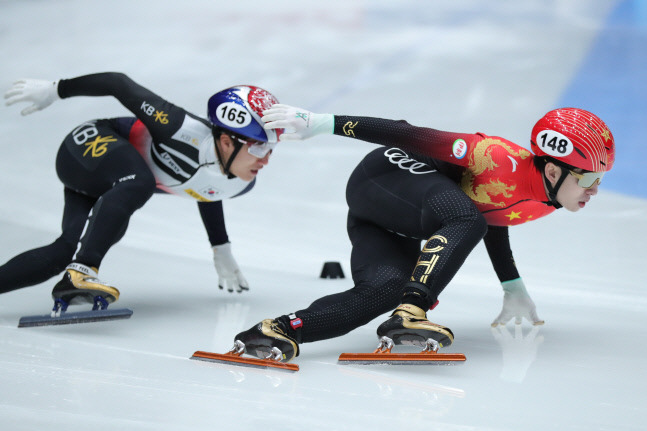 중국의 린샤오쥔(오른쪽)과 한국의 김태성이 남자 500m 파이널A에서 레이스를 펼치고 있다. 도르드레흐트|신화 연합뉴스