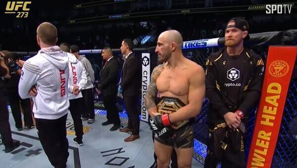 지난해 아내와 포옹을 나누는 정찬성을 기다리는 볼카노프스키. ⓒ스포티비