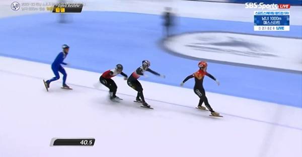 임용준의 추격을 뿌리치고 가장 먼저 결승선을 통과하는 린샤오쥔. ⓒSBS SPORTS 중계화면 캡처