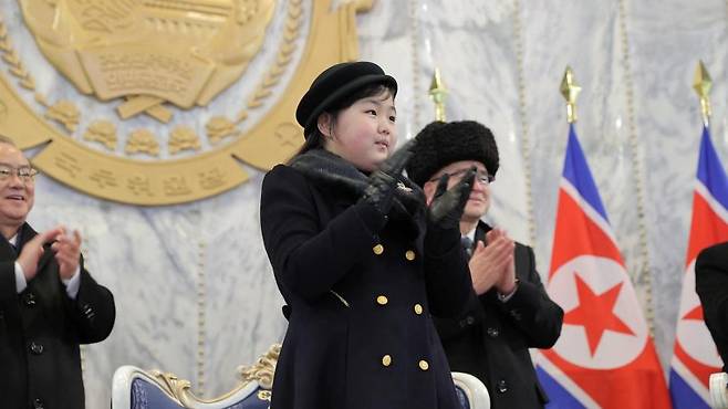 김정은 북한 국무위원장의 딸 김주애가 2023년 2월 8일 평양 김일성광장에서 열린 북한군 창건 75주년 열병식에 참석했다