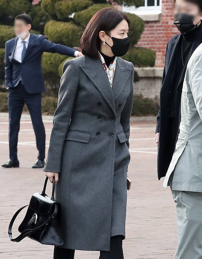 배우 이영애가 11일 오후 서울 중구 정동제일교회에서 열린 정몽규 HDC그룹 회장의 장남 정준선 카이스트 교수의 결혼식에 남편 정호영 한국레이컴 전 회장과 함께 참석한 뒤 식장을 나서고 있다. /뉴스1