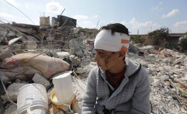 가족 잃고 잔해 더미에 앉아있는 시리아 소년. ⓒ AFP/연합뉴스