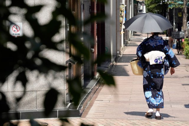 10일 일본 도쿄에서 기모노를 입은 여성이 거리를 걷고 있다. 2021.08.10. (기사와 직접적 관련 없는 참고사진). AP뉴시스