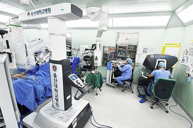 울산대병원 의료진이 다빈치SP를 사용해 수술하는 모습. 울산대병원 제공