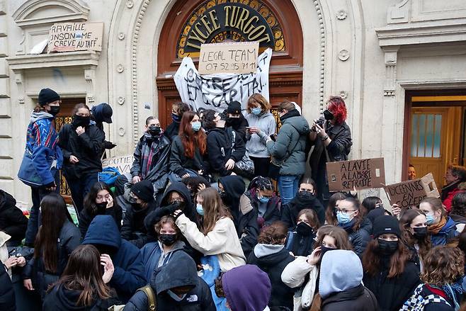 지난달 31일 프랑스에서 마크롱 정부의 연금 개혁안에 반대하는 전국적 파업과 시위가 벌어진 가운데 파리의 한 국립 고교에서 시위에 참여한 고등학생들이 고교 문을 막고 항의하고 있다. 로이터 연합뉴스