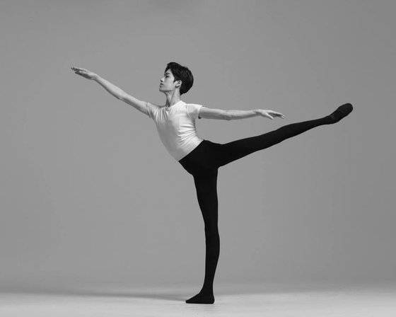아시아, 그 중에서도 한국 발레리노들의 세계 무대에서의 도약은 눈부시다. 사진은 강민우 유스 발레 컨서바토리 소속 무용수. 이번 프리 드 로잔 콩쿨에서 멋진 무대를 선보였다. 본인 제공