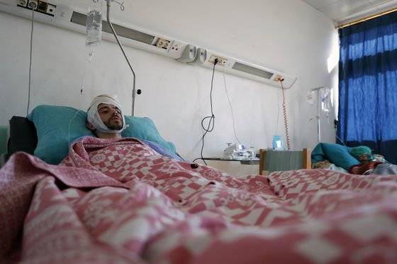 시리아에서 지진 피해로 부상을 입은 생존자들이 병원에서 치료를 받고 있다. AP=연합뉴스