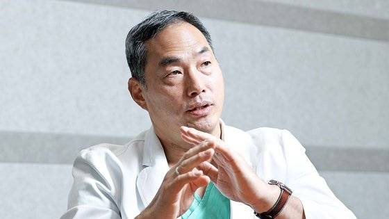 정선근 교수는 “디스크는 손상만 더 주지 않으면 저절로 나아진다”고 말했다. 김경록 기자