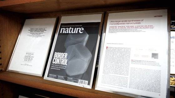 그의 핵심 연구성과로 꼽히는 논문들. 장진영 기자