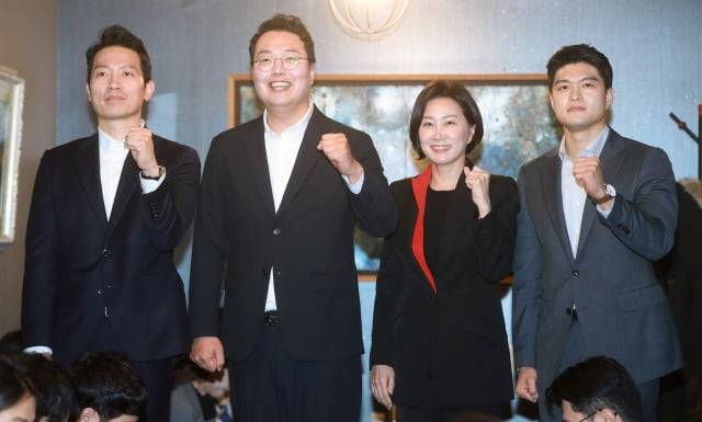 친이준석계 국민의힘 3·8전당대회 후보들이 12일 서울 여의도 한 식당에서 취재진과 오찬간담회에 앞서 기념 촬영을 하고 있다. 왼쪽부터 이기인 청년최고위원 후보, 천하람 당대표 후보, 허은아, 김용태 최고위원 후보. / 사진=뉴스1