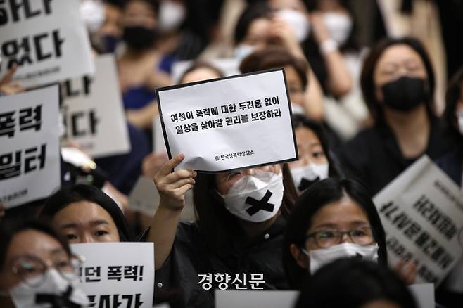 2021년 9월 ‘신당역 스토킹 살인사건’이 발생한 서울 중구 신당역 여자화장실 입구에서   고인을 추모하는 추모식이 진행되고 있다.  권도현 기자