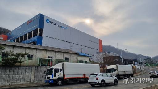 남양주시 쿠팡 물류센터 인근에 불법으로 주차된 차량들로 인해 인근 주민들이 불편을 호소하고 있다. 사진은 쿠팡 물류센터 앞 왕복 4차선 도로에 대형 차량들이 불법으로 주차된 모습. 이대현기자