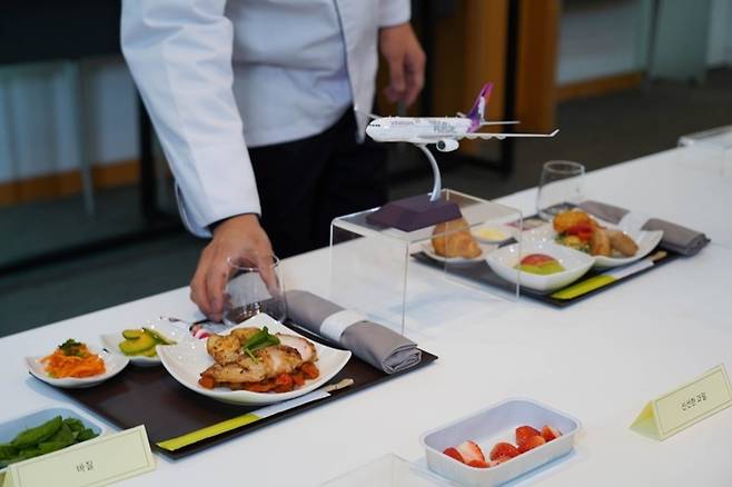 비즈니스 기내식 메뉴 2종을 플레이팅 하고 있는 우에오카 셰프. /사진= 정승아 여행+ 인턴 PD