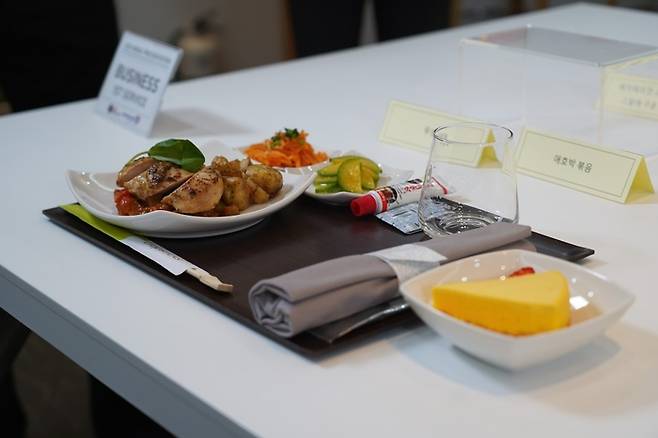 비즈니스 첫 번째 메뉴 ‘라따뚜이를 곁들인 구운 닭가슴살 요리와 릴리코이 쉬폰 케이크’ /사진= 정승아 여행+ 인턴 PD