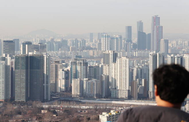 서울 남산에서 바라본 아파트 단지의 모습.  [사진 = 연합뉴스]