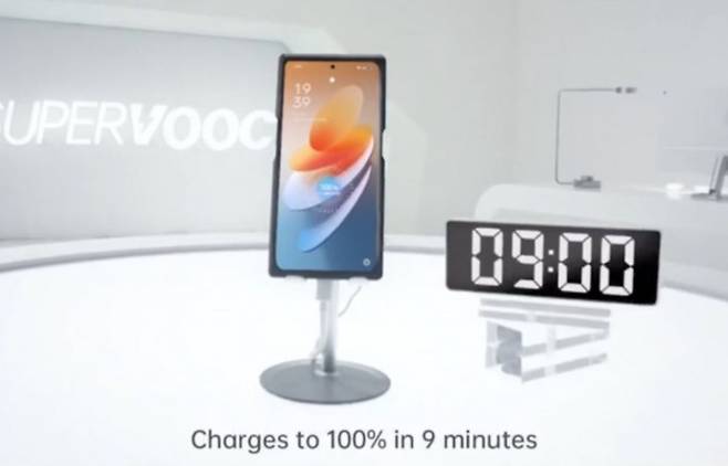오포가 초고속 충전을 시연하는 모습. [오포 캡처]