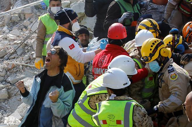 13일(현지시간) 튀르키예 하타이에서 한 남성이 자신의 어머니가 지진 발생 177시간 만에 구조되자 기뻐하고 있다. 지난 6일 시리아와 인접한 튀르키예 남동부에서 강진이 발생해 지금까지 양국에서 3만3천명 이상이 사망한 가운데, 생존자 '골든 타임'인 72시간이 훌쩍 지났음에도 극적인 구조 사례가 이어지고 있다. [연합]