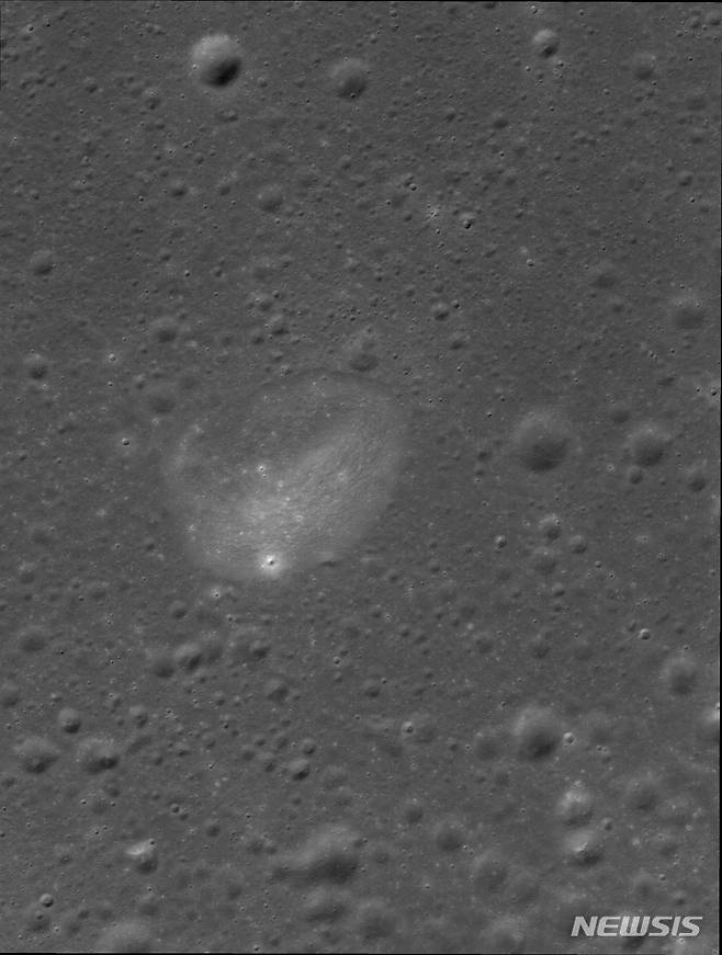 [서울=뉴시스]한국의 달 탐사선 다누리가 지난달 13일 고해상도카메라로 촬영한 달 표면의 '폭풍의 바다'. (사진=과학기술정보통신부 제공)