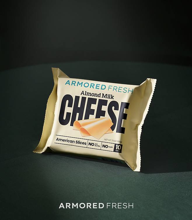 [서울=뉴시스] 아머드 프레시 '아메리칸 슬라이스' 비건 치즈 제품 이미지. (사진=아머드 프레시 제공) 2023.02.13. photo@newsis.com *재판매 및 DB 금지