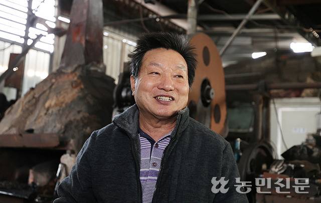 55년 경력의 대장장이 석노기 장인.