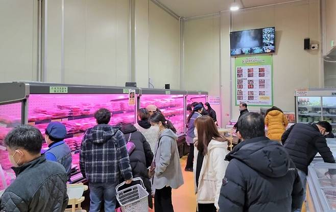 12일 충남 아산시 돈우나드리 본사 직매장에서 축산물을 구매하는 소비자들.