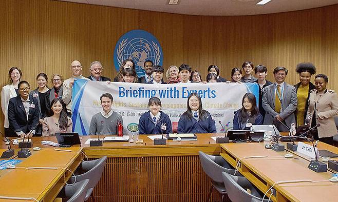 청심국제중고 학생들이 8일 스위스 제네바 유엔사무국에서 열린 콘퍼런스를 마치고 기념촬영을 하고 있다. YSP 제공