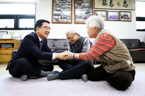 문헌일(왼쪽) 서울 구로구청장이 지난 3일 구로3동경로당에서 어르신들과 인사를 나누고 있다. 구로구 제공